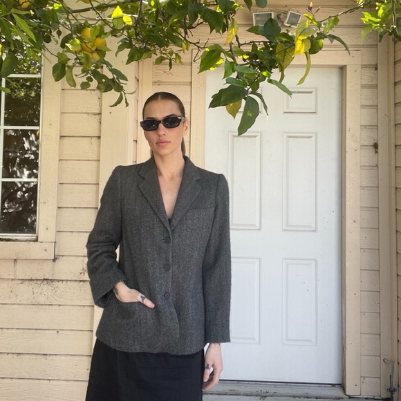 Giorgio Armani Classico - RARE - 90’s - Cashmere Herringbone women’s blazer.